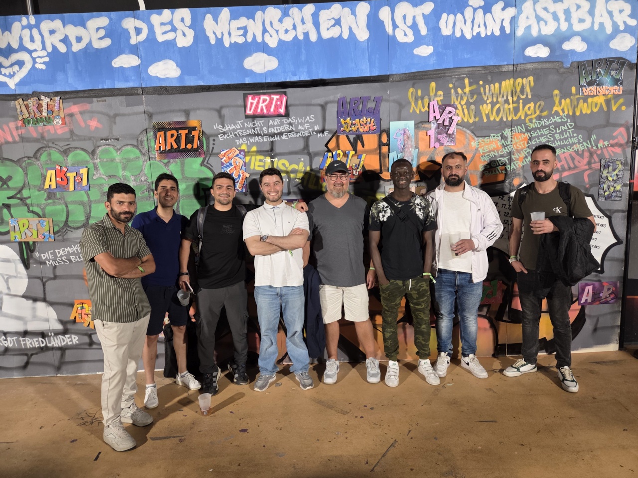 Eine Gruppe junger Männer steht vor dem St. Pauli Stadium